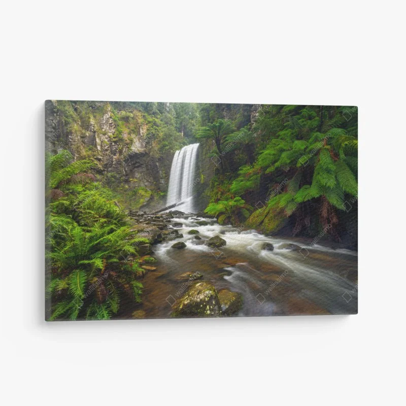 Leinwandbild üppiger wasserfall im farnwald