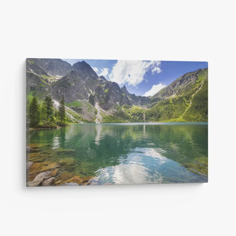 Leinwandbild ruhiger smaragdgrüner bergsee vor schroffen gipfeln