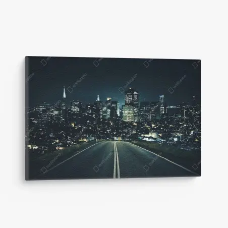 Leinwandbild straße zur beleuchteten stadtsilhouette bei nacht – Wallnifity®