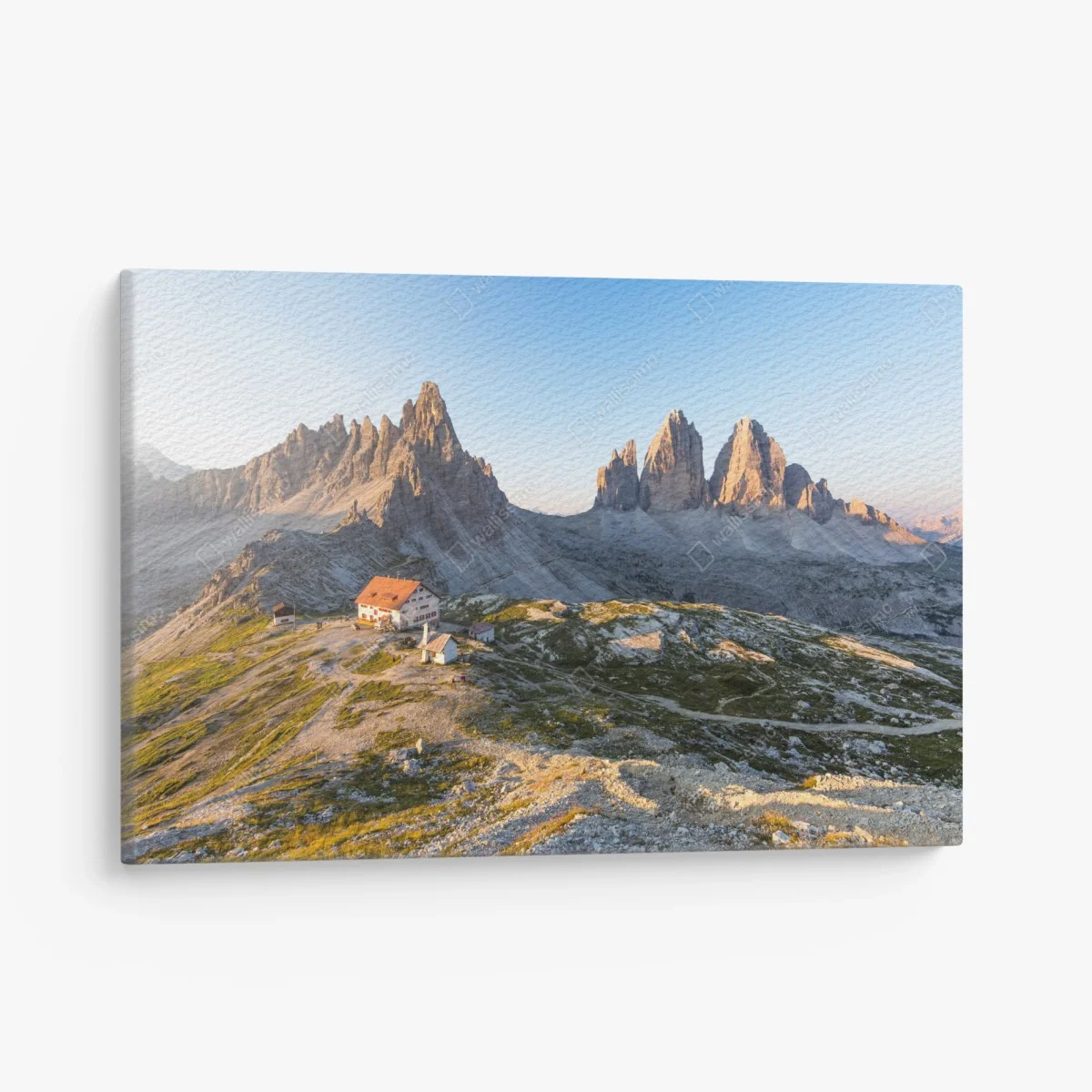 Leinwandbild sonnenbeschienene berghütte und alpine gipfel – Wallnifity® Leinwandbild sonnenbeschienene berghütte und alpine gipfel – Wallnifity®