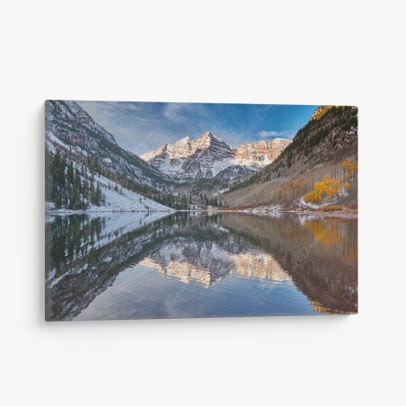Leinwandbild ruhiger alpensee, der schneebedeckte gipfel und bunte herbstbäume spiegelt – Wallnifity®