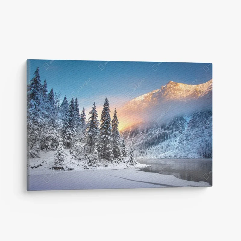 Leinwandbild wintermorgen über dem verschneiten bergsee