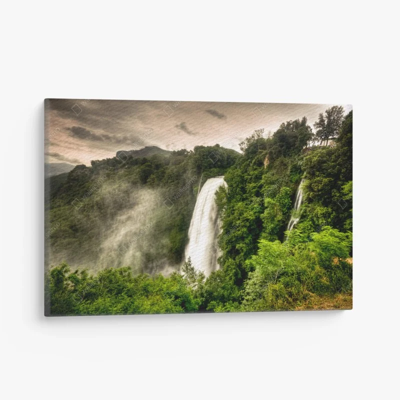 Leinwandbild Marmore wasserfall in Umbrien: neblige grüne landschaft