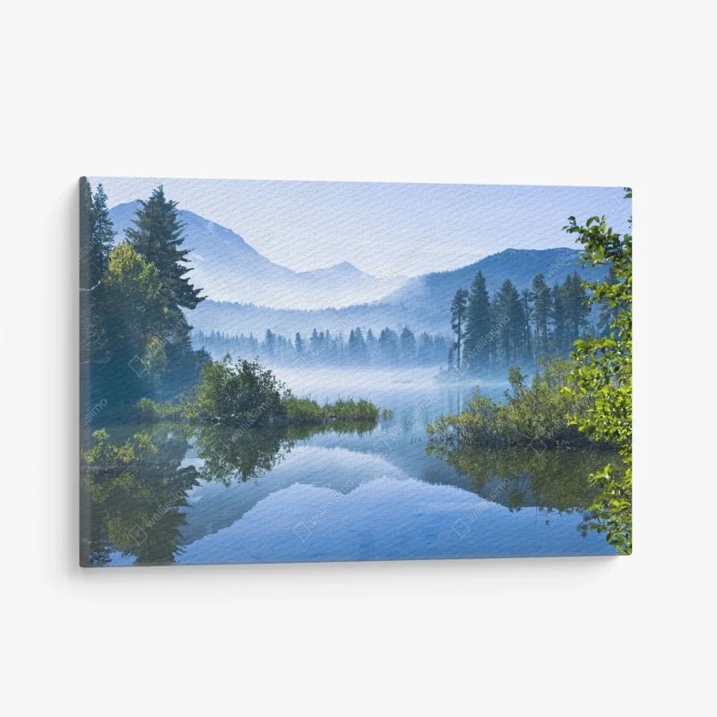 Leinwandbild nebliger bergsee mit spiegelnder oberfläche