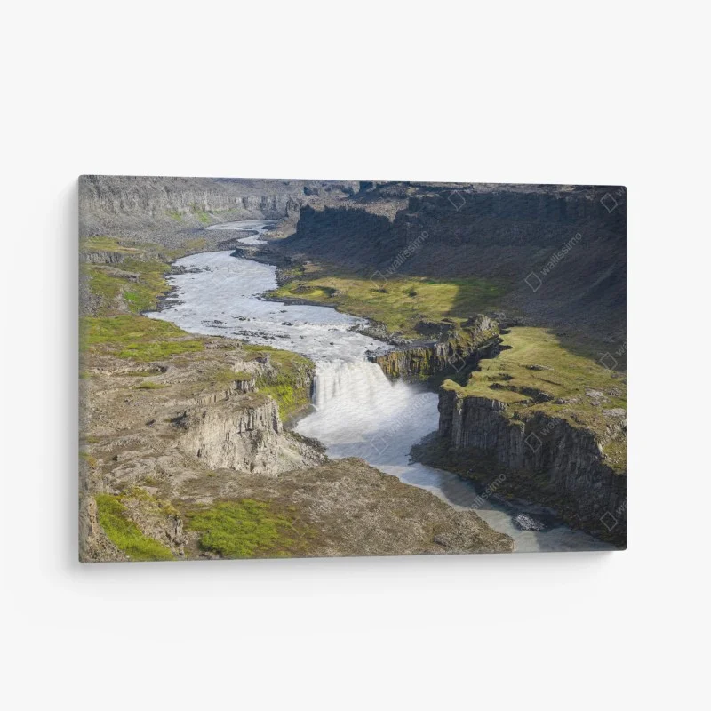 Leinwandbild majestätischer wasserfall in einer isländischen schlucht