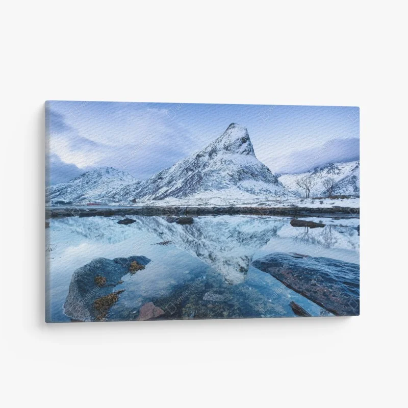Leinwandbild schneebedeckter berg gespiegelt auf ruhigem wasser, Norwegen