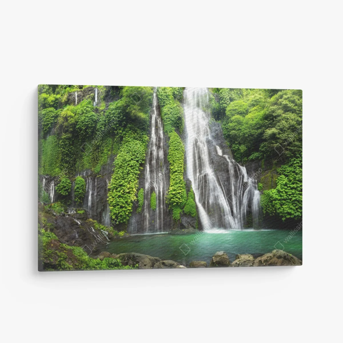 Leinwandbild ruhiger wasserfall im smaragdgrünen wald – Wallnifity® Leinwandbild ruhiger wasserfall im smaragdgrünen wald – Wallnifity®