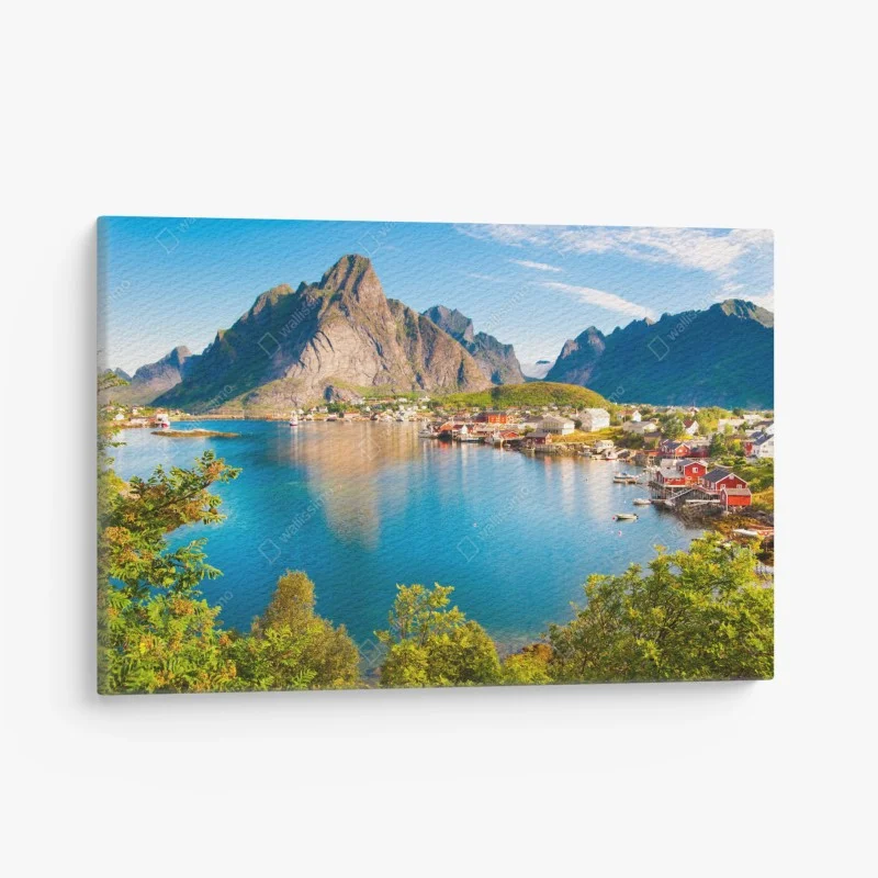 Leinwandbild ruhiges fjorddorf mit bergen und spiegelungen
