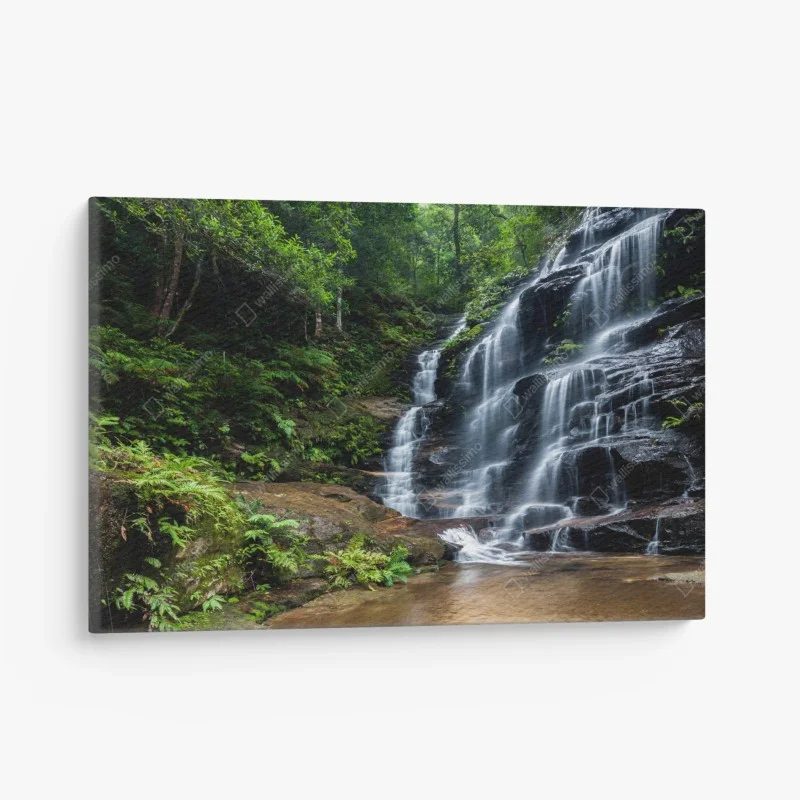 Leinwandbild ruhiger wasserfall im wald – Wallnifity®
