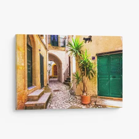 Leinwandbild sonnige mediterrane gasse mit grünen jalousien – Wallnifity®