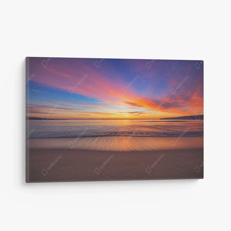 Leinwandbild lebendiger sonnenaufgang über einem ruhigen strand