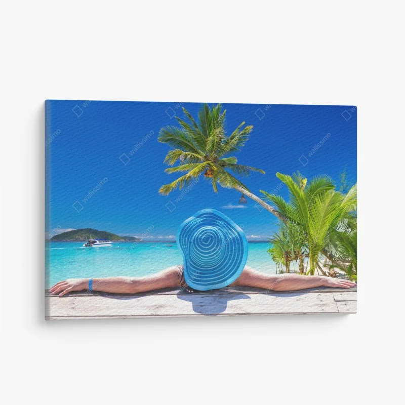 Leinwandbild tropischer strand mit blauem sonnenhut