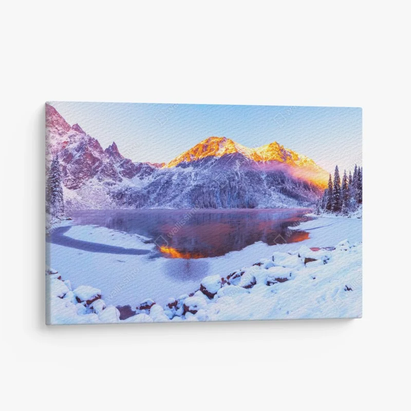 Leinwandbild sonnenbeschienene berge über gefrorenem alpensee