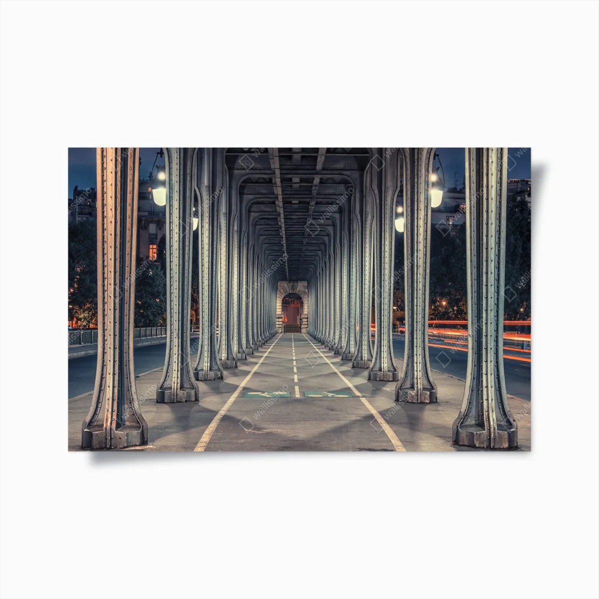 Poster symmetrischer stahlkorridor einer brücke bei nacht – Wallnifity® Poster symmetrischer stahlkorridor einer brücke bei nacht – Wallnifity®