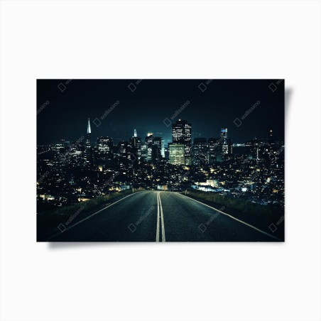 Poster straße zur beleuchteten stadtsilhouette bei nacht – Wallnifity®