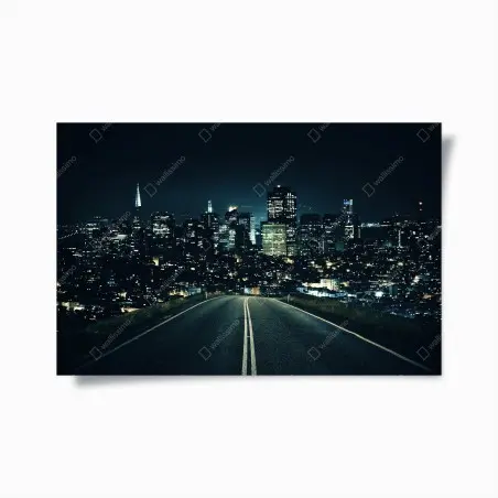 Poster straße zur beleuchteten stadtsilhouette bei nacht – Wallnifity®