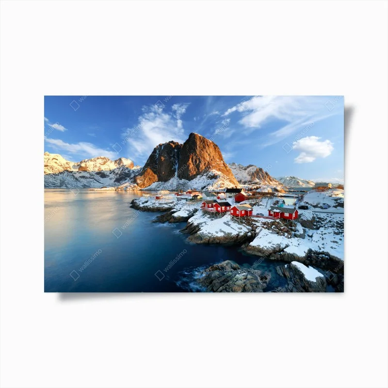 Poster sonnenbeschienenes Hamnøy am fjord