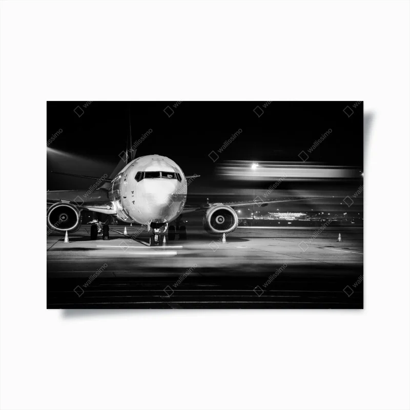 Poster monochromes jet auf dem rollfeld bei nacht