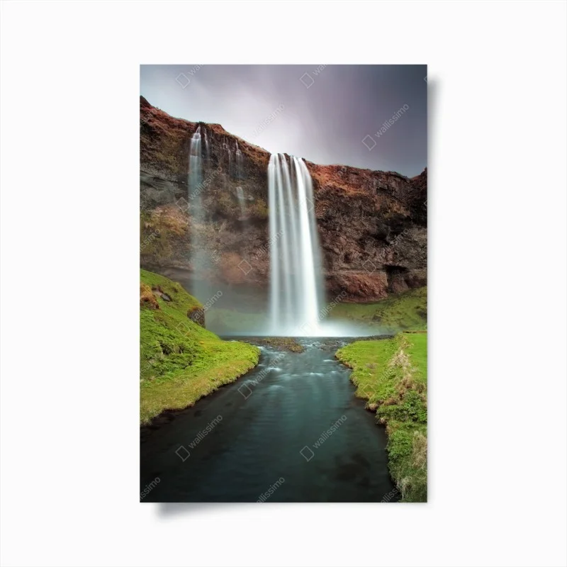 Poster nebeliger wasserfall im üppigen tal
