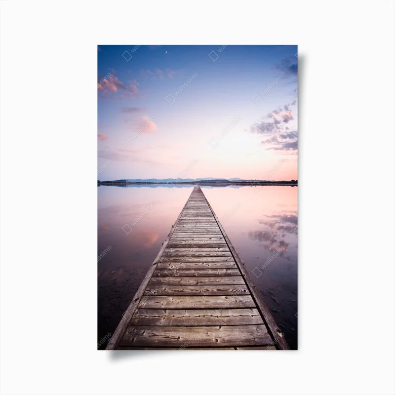 Poster holzsteg zum horizont bei sonnenuntergang