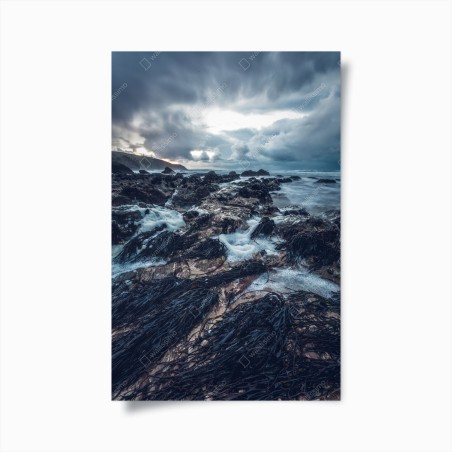 Poster stimmungsvolle felsenküste bei dämmerung – Wallnifity®