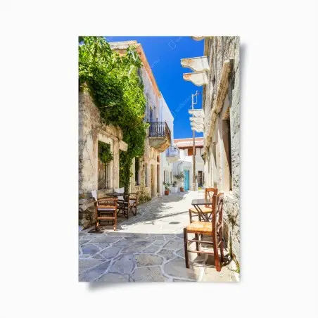 Poster sonnenbeschienene mediterrane gasse mit caféstühlen – Wallnifity®