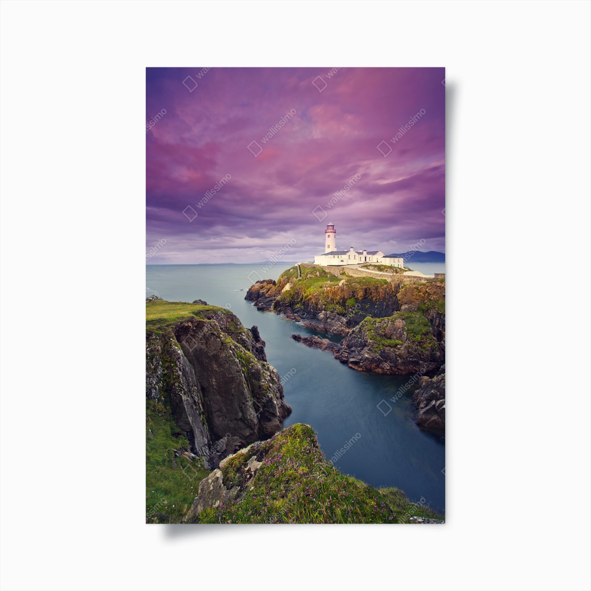 Poster lila leuchtturm an steiler küste – Wallnifity®
