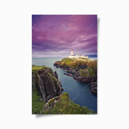 Poster lila leuchtturm an steiler küste – Wallnifity®