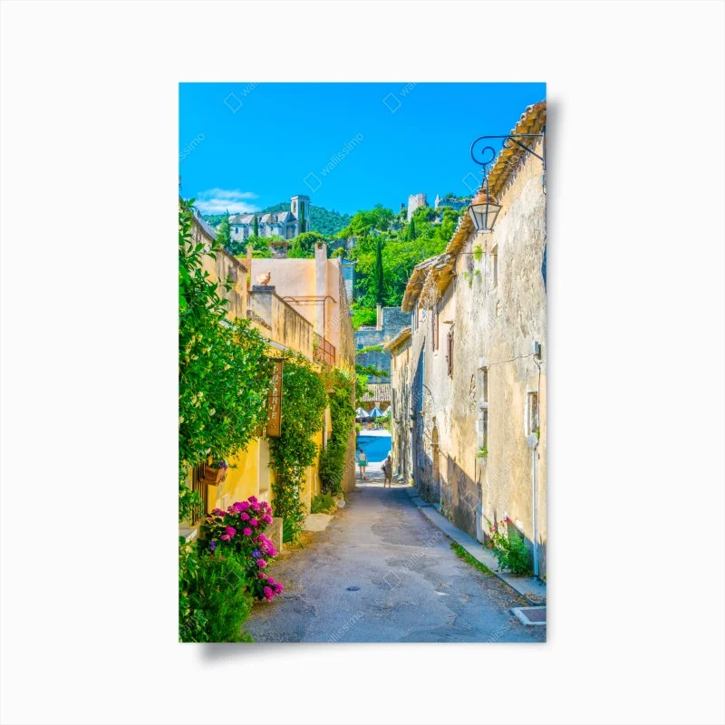 Poster sonnenbeschienene gasse in einem mediterranen dorf