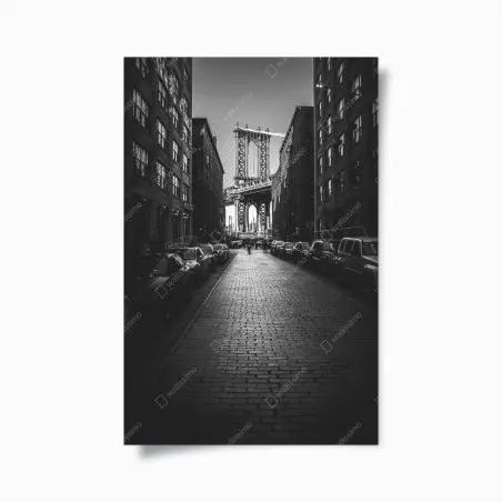 Poster Manhattan Bridge im rahmen einer gepflasterten straße – Wallnifity®