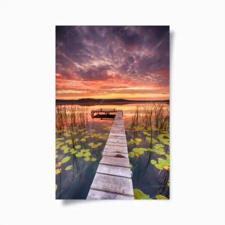 Poster sonnenaufgang über ruhigem see mit steg – Wallnifity®