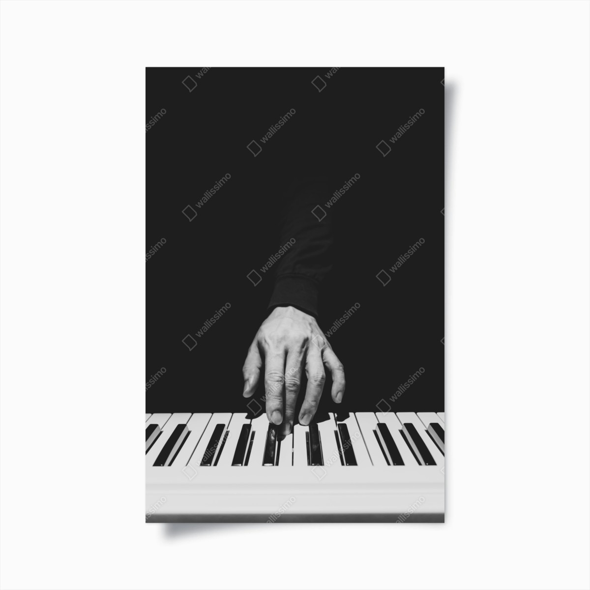 Poster monochromes nahaufnahme einer hand am klavier – Wallnifity®