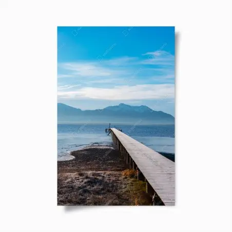 Poster nebliger steg am bergsee bei dämmerung – Wallnifity®