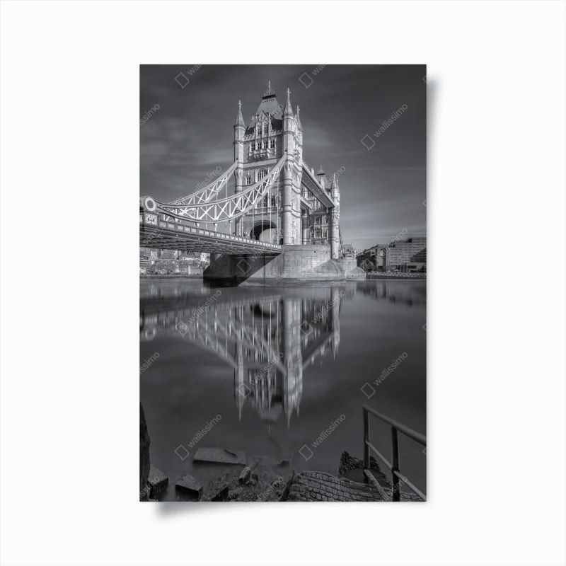 Poster Tower Bridge reflektiert in schwarzweiß