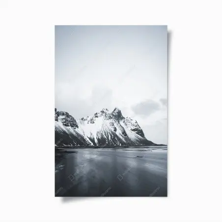 Poster ruhige schneebedeckte berglandschaft am meer – Wallnifity®