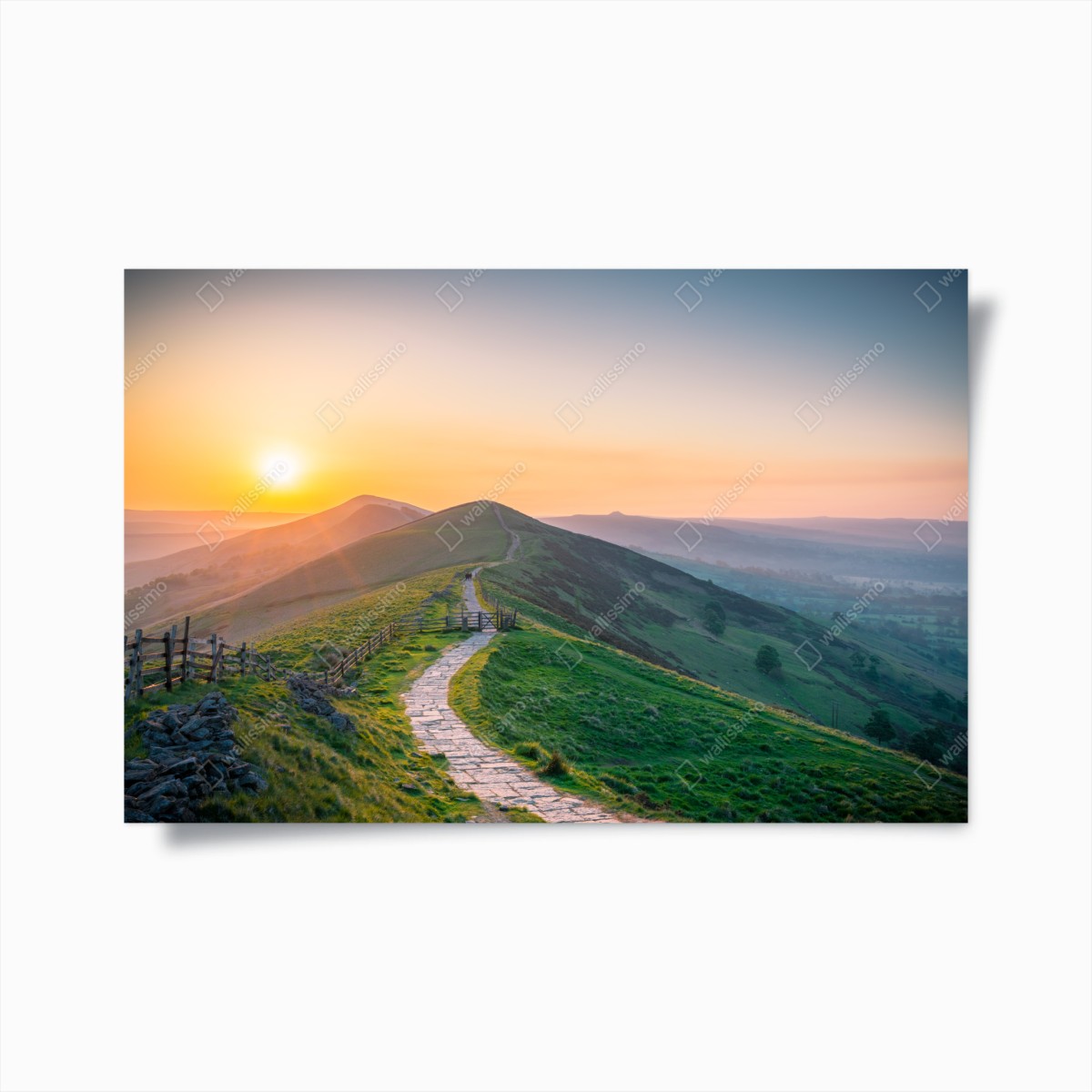 Poster sonnenaufgang über grünen hügeln mit steinweg – Wallnifity®