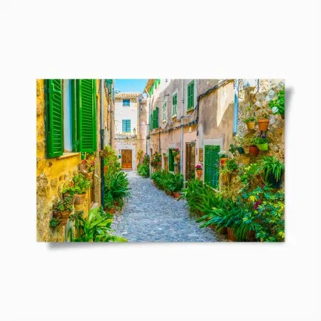 Poster sonnige gasse mit grünen fensterläden – Wallnifity®