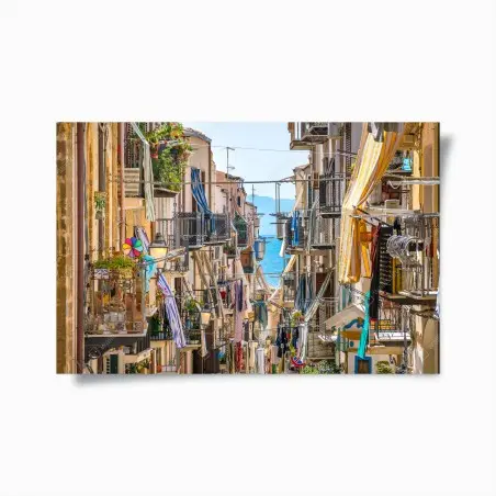 Poster sonnige gasse mit meerblick und balkonen – Wallnifity®