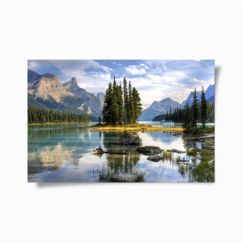 Poster ruhiger alpensee mit insel und bergen