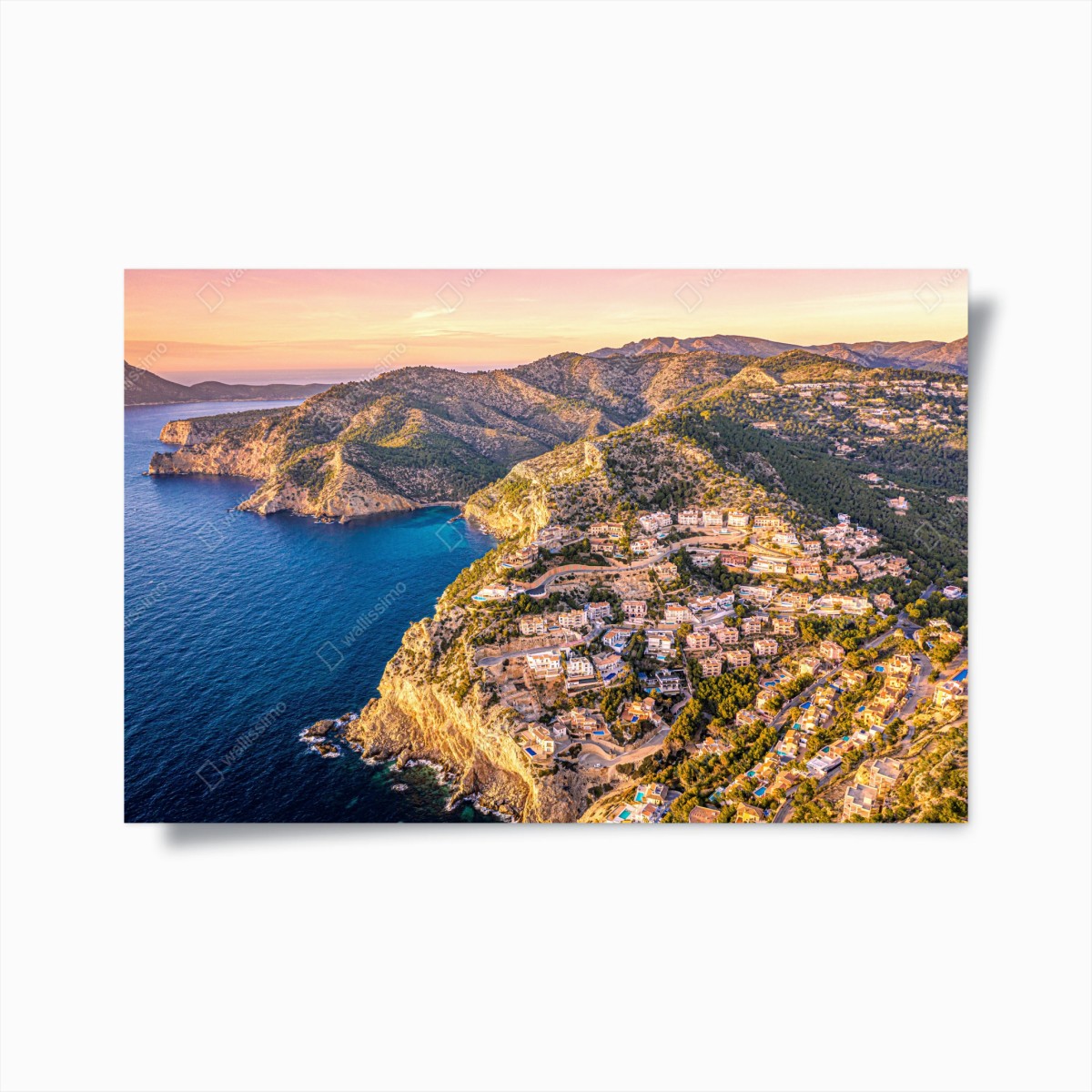 Poster sonnenuntergang über küstenlandschaft mit dorf am kliff – Wallnifity®