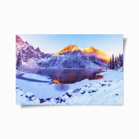 Poster sonnenbeschienene berge über gefrorenem alpensee – Wallnifity®