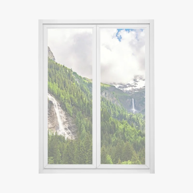 Fensteraufkleber nebelverhangener alpenwasserfall über grüner waldschlucht