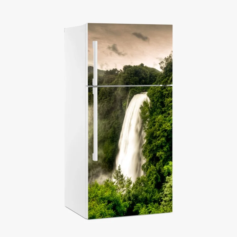 Kühlschrankaufkleber Marmore wasserfall in Umbrien: neblige grüne landschaft