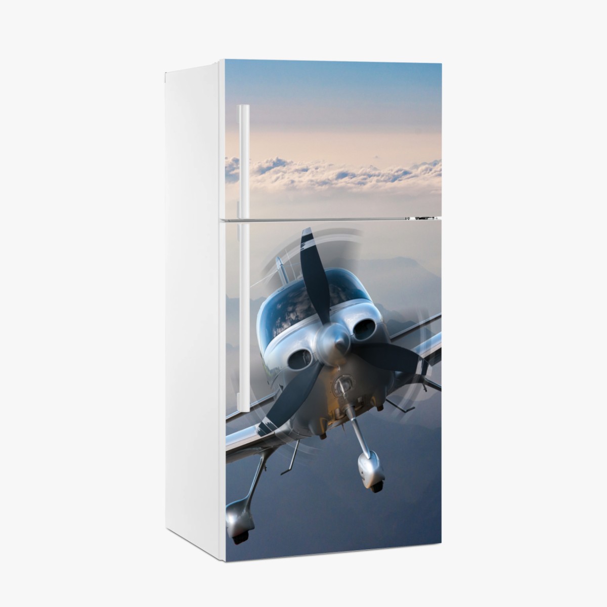 Kühlschrankaufkleber silbernes propellerflugzeug über nebeligen bergen – Wallnifity®