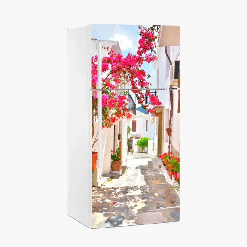Kühlschrankaufkleber sonnige mediterrane gasse mit bougainvillea