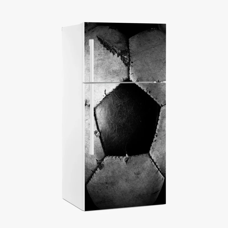 Kühlschrankaufkleber abgenutzter fußball - nahaufnahme