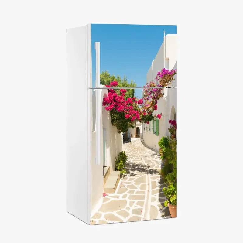Kühlschrankaufkleber sonnige mediterrane gasse mit bougainvillea