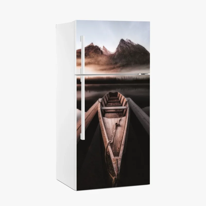 Kühlschrankaufkleber nebliges boot am bergsee