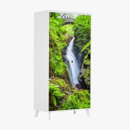Schrankaufkleber wasserfall in moosiger schlucht mit steinbrücke – Wallnifity®
