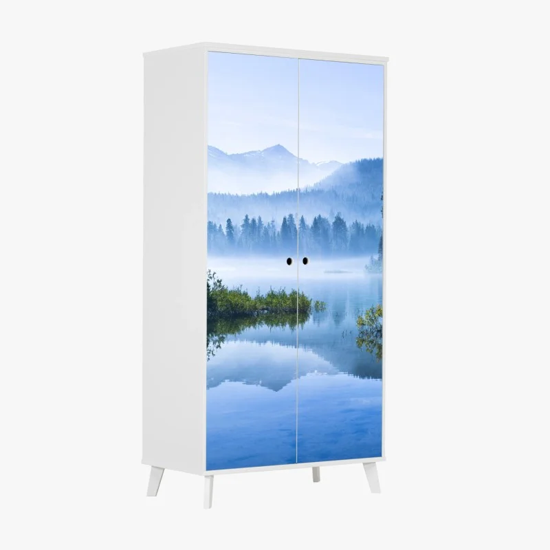 Schrankaufkleber nebliger bergsee mit spiegelnder oberfläche